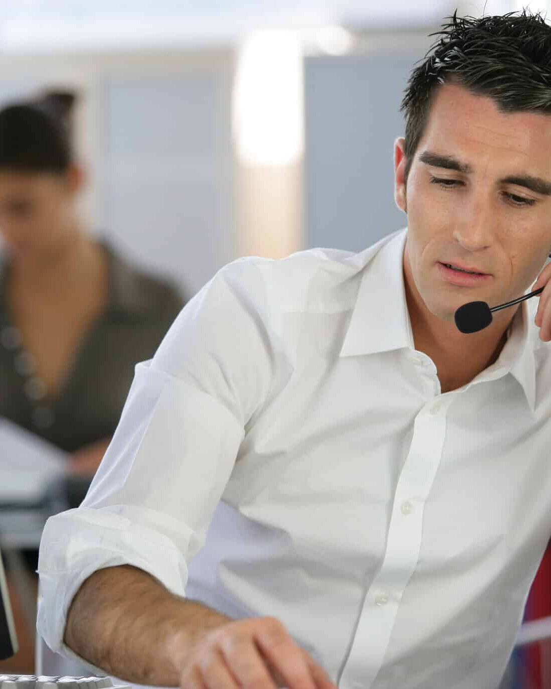 Managed SaaS Mitarbeiter im IT-Service am Arbeitsplatz