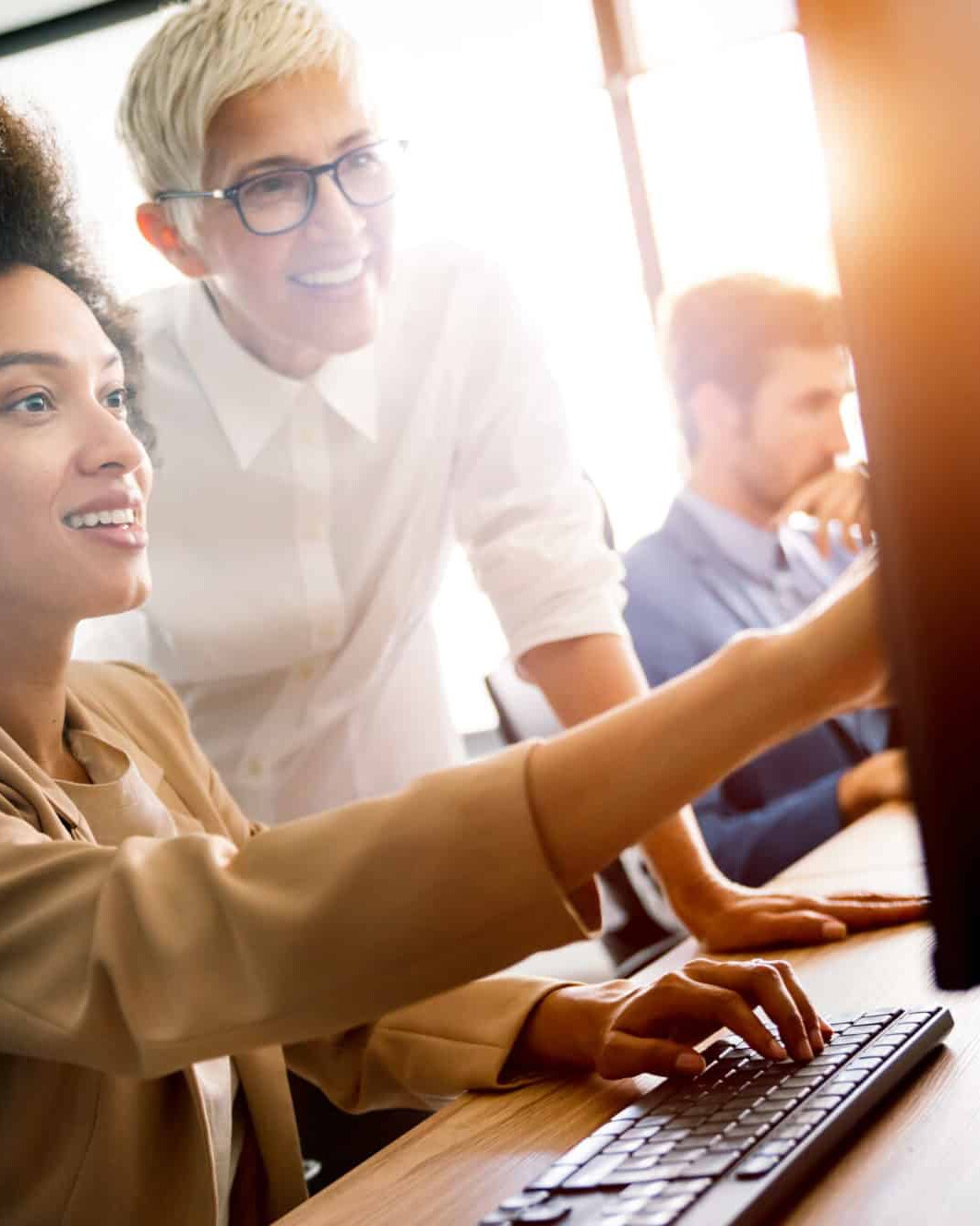 Team arbeitet an Software Updates und Weiterentwicklung am Computer