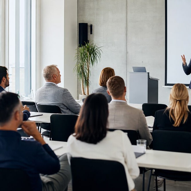 Teilnehmende eines professionellen Seminars im Verbandskontext